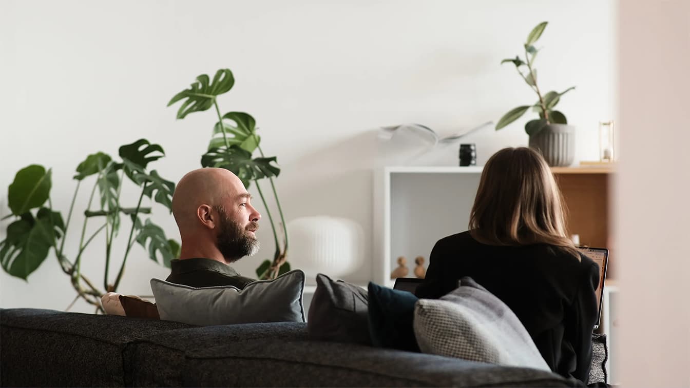 Swedes and the internet 2025 An image of two people sitting in a sofa